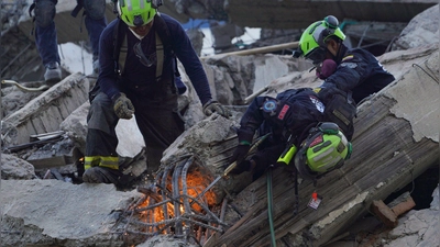 Rettungskräfte durchtrennen Trümmer bei der Suche nach Überlebenden. (Foto: Ivan Valencia/AP/dpa)