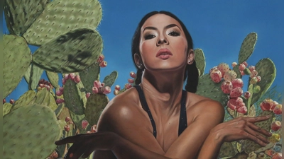 Die mexikanische Künstlerin Diana Ham lässt in ihrem naturalistisch ausgeführten Gemälde eine Frau vor grünen Kakteen posieren. (Foto: Martina Kramer)