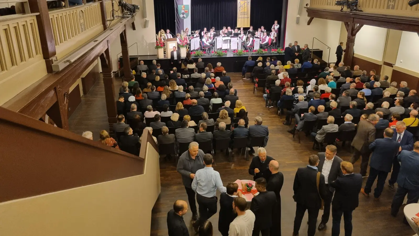 Vorne spielte die Musik, hinten wurde noch geplaudert: Das Innere der NeuStadtHalle kurz vor dem offiziellen Start des städtischen Neujahrsempfangs. (Foto: Patrick Lauer)