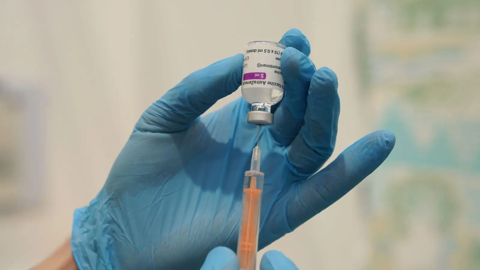 Die Klägerin wurde im März 2021 mit dem Astrazeneca-Impfstoff geimpft. (Symbolbild) (Foto: Owen Humphreys/PA Wire/dpa)