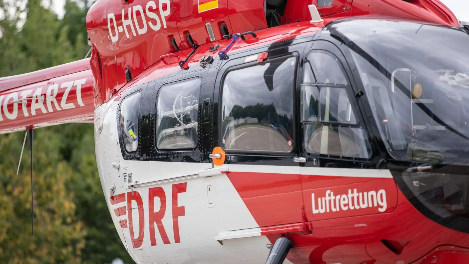 Ein Hubschrauber brachte den Schwerverletzten ins Klinikum. (Symbolbild) (Foto: Daniel Karmann/dpa)