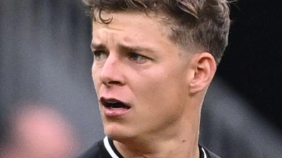 Frustriert: Augsburgs Torwart Finn Dahmen nach der 2:3-Niederlage in Bremen.  (Foto: David Inderlied/dpa)