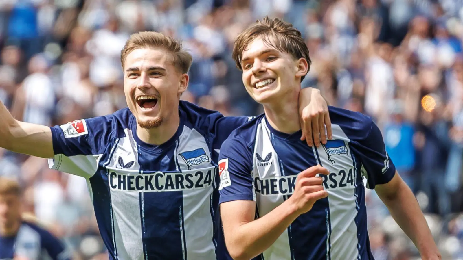 Hertha-Profi Kennet Eichhorn (rechts) ist der jüngste Torschütze der Zweitliga-Historie. (Foto: Andreas Gora/dpa)