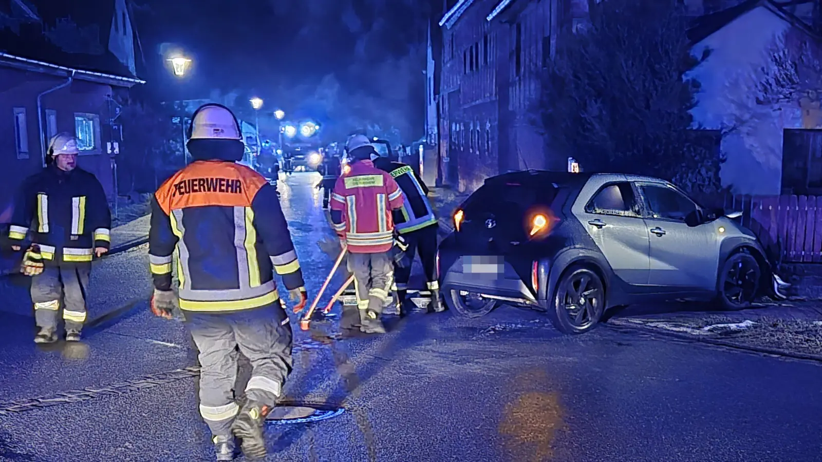 Ein Auto landete nach dem Zusammenstoß an einem Gartenzaun. (Foto: Patrick Lauer)