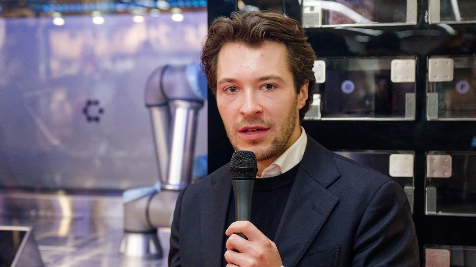 Circus-Gründer Bullwinkel spricht bei der Vorstellung des Kochroboters CA-1 in einem Rewe-Markt. (Archivbild)  (Foto: Henning Kaiser/dpa)