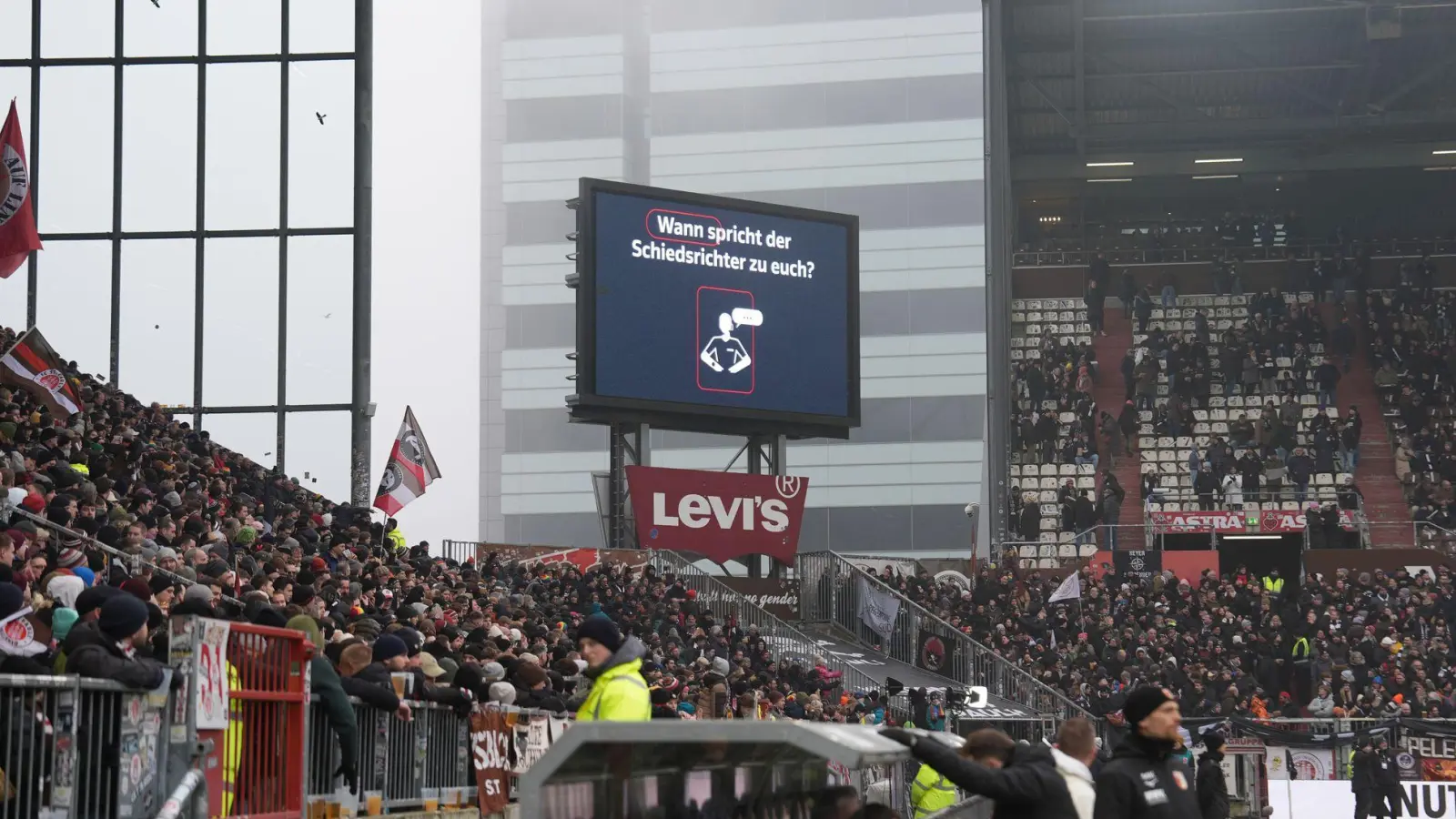 Bei der Bundesliga-Partie zwischen dem FC St. Pauli und dem FC Augsburg hat es nach dem Spiel auf der Haupttribüne noch einen Notarzteinsatz gegeben.  (Foto: Marcus Brandt/dpa)