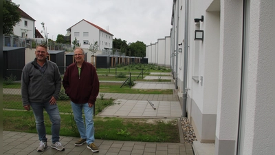 Markus Zahner und Christoph Wenzl freuen sich über die Fertigstellung der neuen Reihenhäuser an der Ecke Höhenweg/Wannenweg. Im Hintergrund ist das Mehrfamilienhaus zu sehen, das den ersten Bauabschnitt darstellt. (Foto: Robert Maurer)