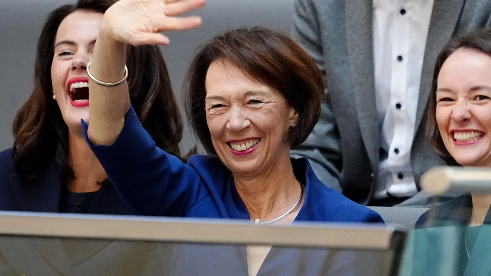 Charlotte Merz (M), Ehefrau des designierten Bundeskanzlers Merz, und ihre Töchter Carola Clüsener (l) und Constanze Merz verfolgen die Kanzlerwahl im Bundestag von der Besuchertribüne aus. (Foto: Kay Nietfeld/dpa)