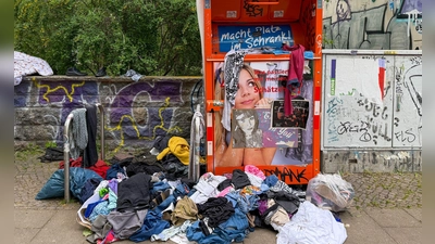 Die Qualität der Abgaben in Kleidercontainern sinkt. (Archivbild) (Foto: Jan Woitas/dpa)
