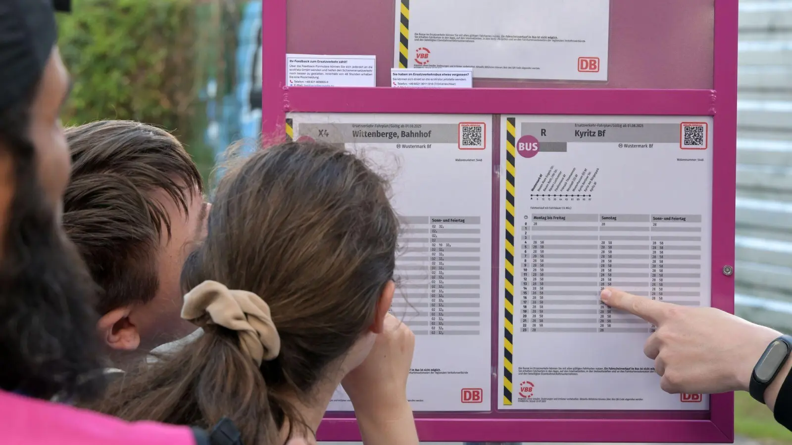 Fahrgäste informieren sich über die Abfahrtszeiten der Ersatzbusse. (Foto: Michael Bahlo/dpa)