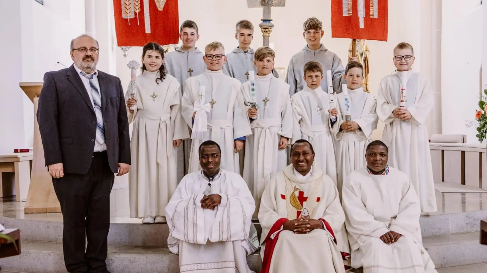 In Großenried feierten sechs Kinder den Empfang ihrer ersten heiligen Kommunion. Pfarrvikar Stanislas Ndumuraro (vorne Mitte) und Gemeindereferent Robert Bayer (links) bereiteten den Gottesdienst vor. (Foto: Christina Heinig)