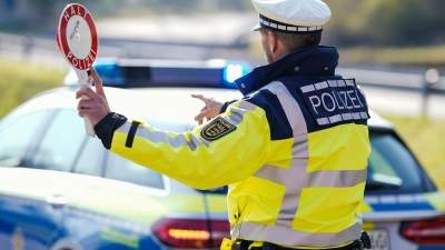 Unmengen verdorbener Lebensmittel hat die Polizei an der Rastanlage Frankenhöhe in einem Kleintransporter entdeckt. Das Fahrzeug war zudem heillos überladen. (Foto: Uwe Anspach/dpa)