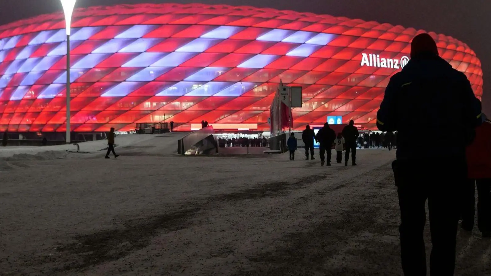 Fußball: Bundesliga, Bayern München - TSG 1899 Hoffenheim, 17. Spieltag: die Allianz Arena ist mit dem Schriftzug „Danke Franz“, in Erinnerung an den am 07. Januar verstorbenen Franz Beckenbauer, beleuchtet. (Foto: Peter Kneffel/dpa)