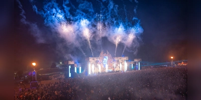 Die legendäre Opening Show auf der Caldera Stage war geprägt von einer spektakulären Pyro- und Lichtershow. (Foto: Mirko Fryska)