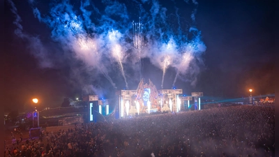 Die legendäre Opening Show auf der Caldera Stage war geprägt von einer spektakulären Pyro- und Lichtershow. (Foto: Mirko Fryska)