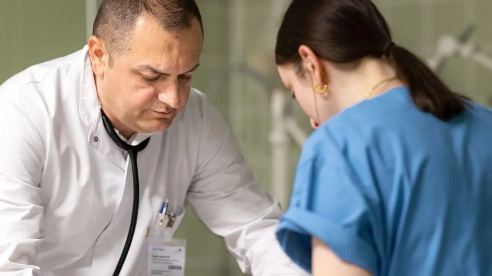 Oberarzt Goran Jordanoski fühlt sich wohl im Krankenhaus Sondershausen in Thüringen. (Foto: Michael Reichel/dpa)