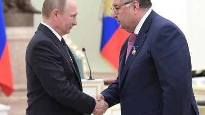 Gegen den russischen Oligarchen Usmanow (r.), der als Vertrauter von Präsident Putin (l.) gilt, wird in München nicht weiter ermittelt. (Archivbild) (Foto: Aleksey Nikolskyi/Planet Pix via ZUMA Wire/dpa)