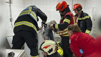 Das Kind wurde mit Hilfe einer hydraulischen Schere befreit.  (Foto: Unbekannt/FFMOEDLING.AT/APA/dpa)