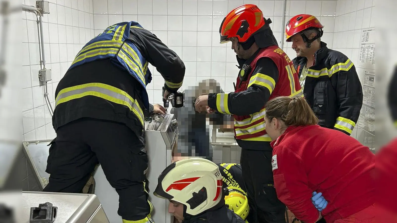 Das Kind wurde mit Hilfe einer hydraulischen Schere befreit.  (Foto: Unbekannt/FFMOEDLING.AT/APA/dpa)