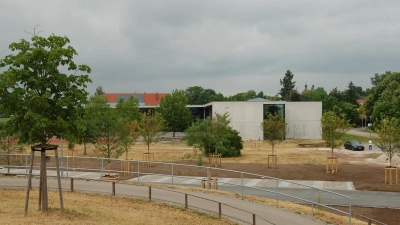 In unmittelbarer Nähe des südlichen Flügels der Hans-von-Raumer-Mittelschule (rechts im Bild) soll das Gebäude für den Technologie-Campus errichtet werden. Das Grundstück stellt die Stadt. Träger der Einrichtung ist ein Verein. (Foto: Markus Weinzierl)