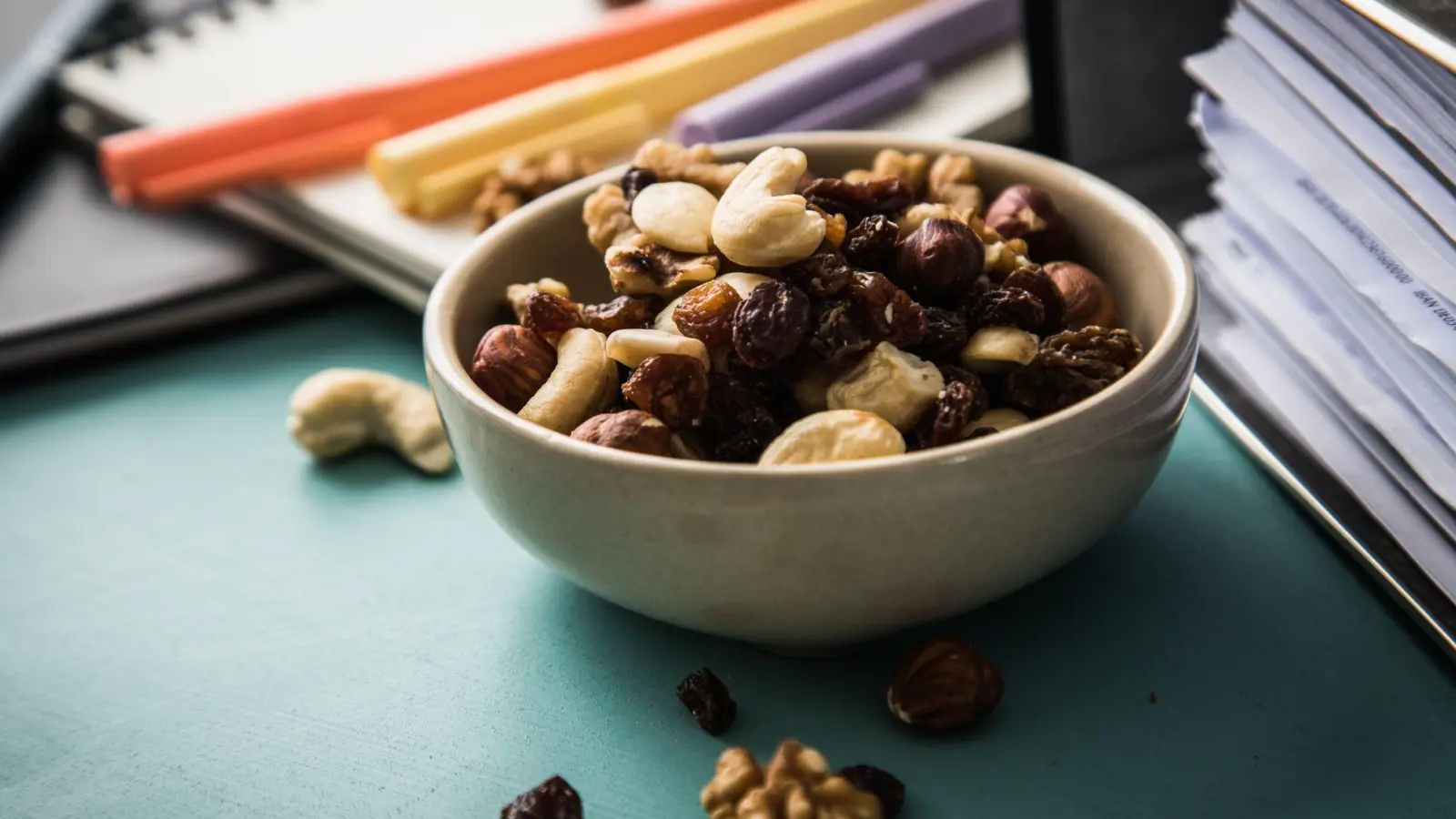 Studentenfutter ist als Snack beliebt: Doch Mineralölbestandteile können über Maschinen, Verpackungen oder Transport in die Nussmischungen gelangen. (Foto: Christin Klose/dpa-tmn)