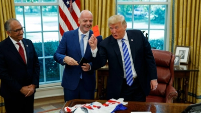 Damals ein Scherz: Trump zeigt Rot. (Foto: Evan Vucci/AP/dpa)
