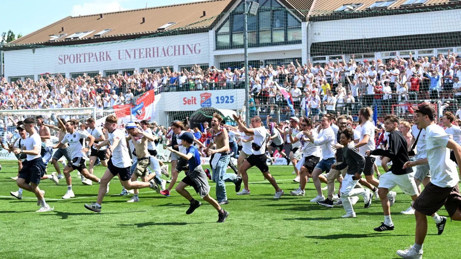 Der Deutsche Fußball-Bund hat die Partie in der 3. Liga zwischen der SpVgg Unterhaching und Hansa Rostock auf den 7. Mai verlegt. (Foto: Angelika Warmuth/dpa)