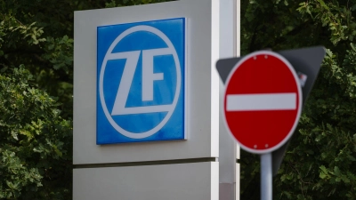 Der Zulieferer ZF Friedrichshafen muss sich neu erfinden. (Archivbild)  (Foto: Oliver Dietze/dpa)