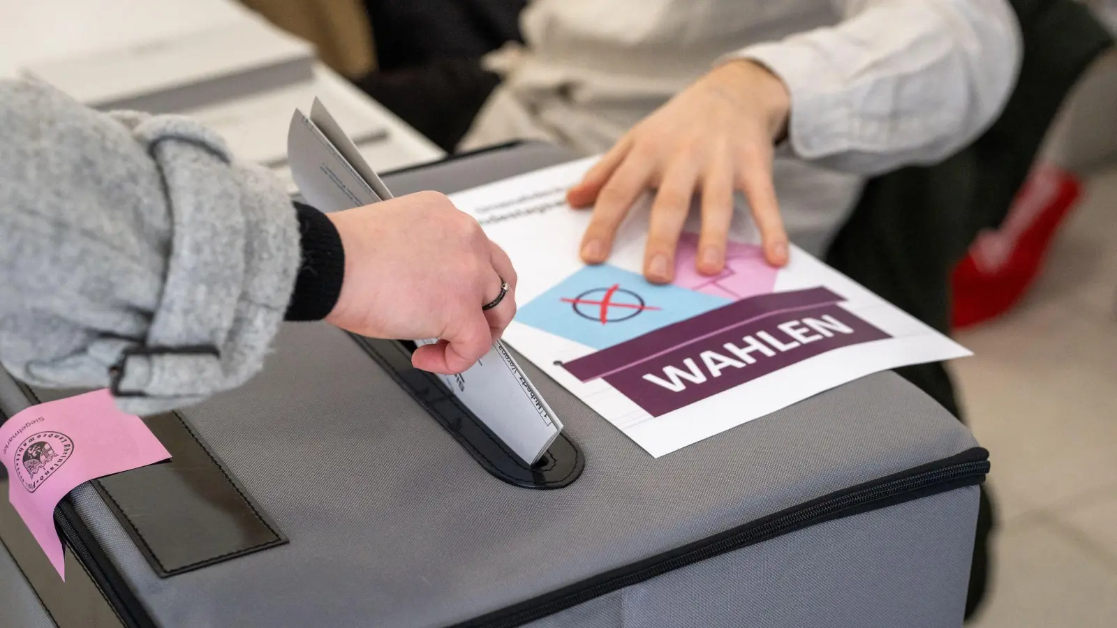 Die Umfragen vor der Wahl hatten die Union klar vorn gesehen - aber für welche Koalitionsoptionen es reicht, war noch offen. (Foto: Harald Tittel/dpa)