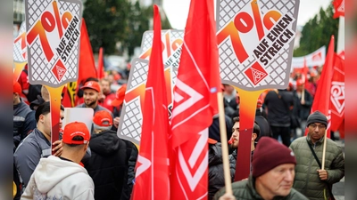 Die Gewerkschaft IG Metall setzt ihre Warnstreiks zu Beginn der neuen Woche in Bayern fort. (Archivbild) (Foto: Daniel Karmann/dpa)