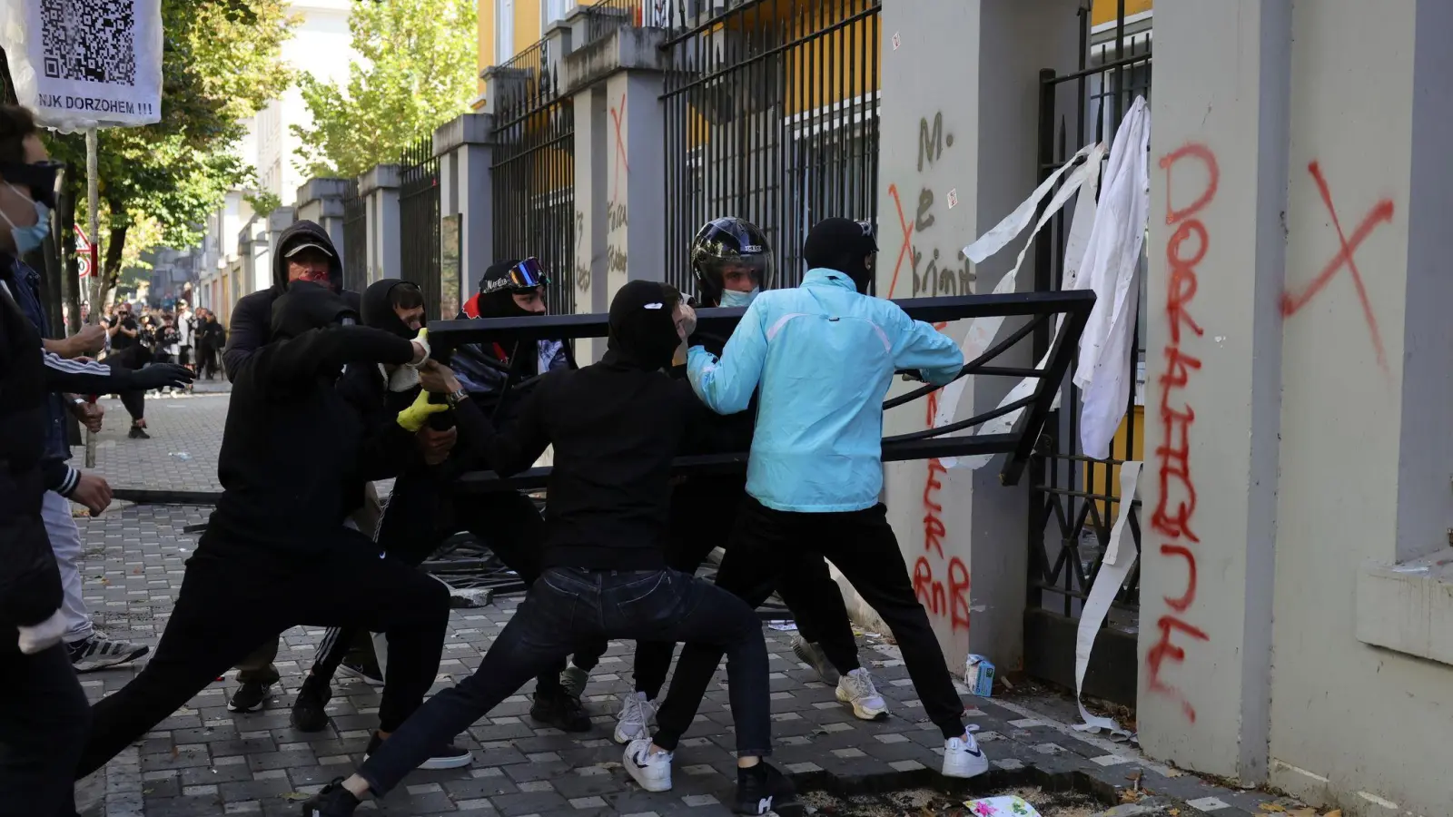 Vermummte Demonstranten versuchten, ein Tor am Bildungsministerium zu durchbrechen. (Archivbild) (Foto: Hameraldi Agolli/AP/dpa)