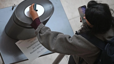 Bei einer namentlichen Abstimmung werfen die Abgeordneten personalisierte blaue (Ja), rote (Nein) oder weiße (Enthaltung) Stimmkarten ein. (Archivbild) (Foto: Michael Brandt/dpa)