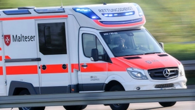 Sanitäter bringen den lebensgefährlich verletzten Mann in eine Klinik. (Symbolbild) (Foto: Jan Woitas/dpa-Zentralbild/dpa)