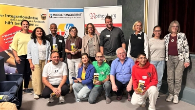 Diese Gruppe gestaltete den Filmabend im Musiksaal. Gezeigt wurde „Wir sind jetzt hier”, ein Film über sieben junge Männer, die im Jahr 2015 aus Somalia und Eritrea, Syrien, Afghanistan und dem Irak nach Deutschland geflohen waren. (Foto: Adriana Herrscher)