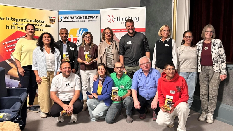 Diese Gruppe gestaltete den Filmabend im Musiksaal. Gezeigt wurde „Wir sind jetzt hier”, ein Film über sieben junge Männer, die im Jahr 2015 aus Somalia und Eritrea, Syrien, Afghanistan und dem Irak nach Deutschland geflohen waren. (Foto: Adriana Herrscher)