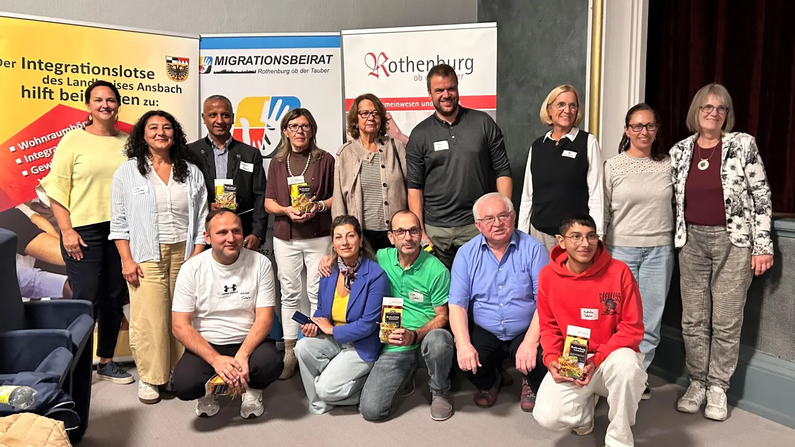 Diese Gruppe gestaltete den Filmabend im Musiksaal. Gezeigt wurde „Wir sind jetzt hier”, ein Film über sieben junge Männer, die im Jahr 2015 aus Somalia und Eritrea, Syrien, Afghanistan und dem Irak nach Deutschland geflohen waren. (Foto: Adriana Herrscher)