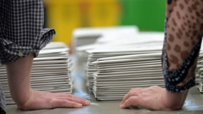 Bei der OB-Wahl in Erlangen schafft es Amtsinhaber Florian Janik (SPD) nur auf Rang zwei in die Stichwahl gegen den CSU-Mann Jörg Volleth. (Symbolbild)  (Foto: Malin Wunderlich/dpa)