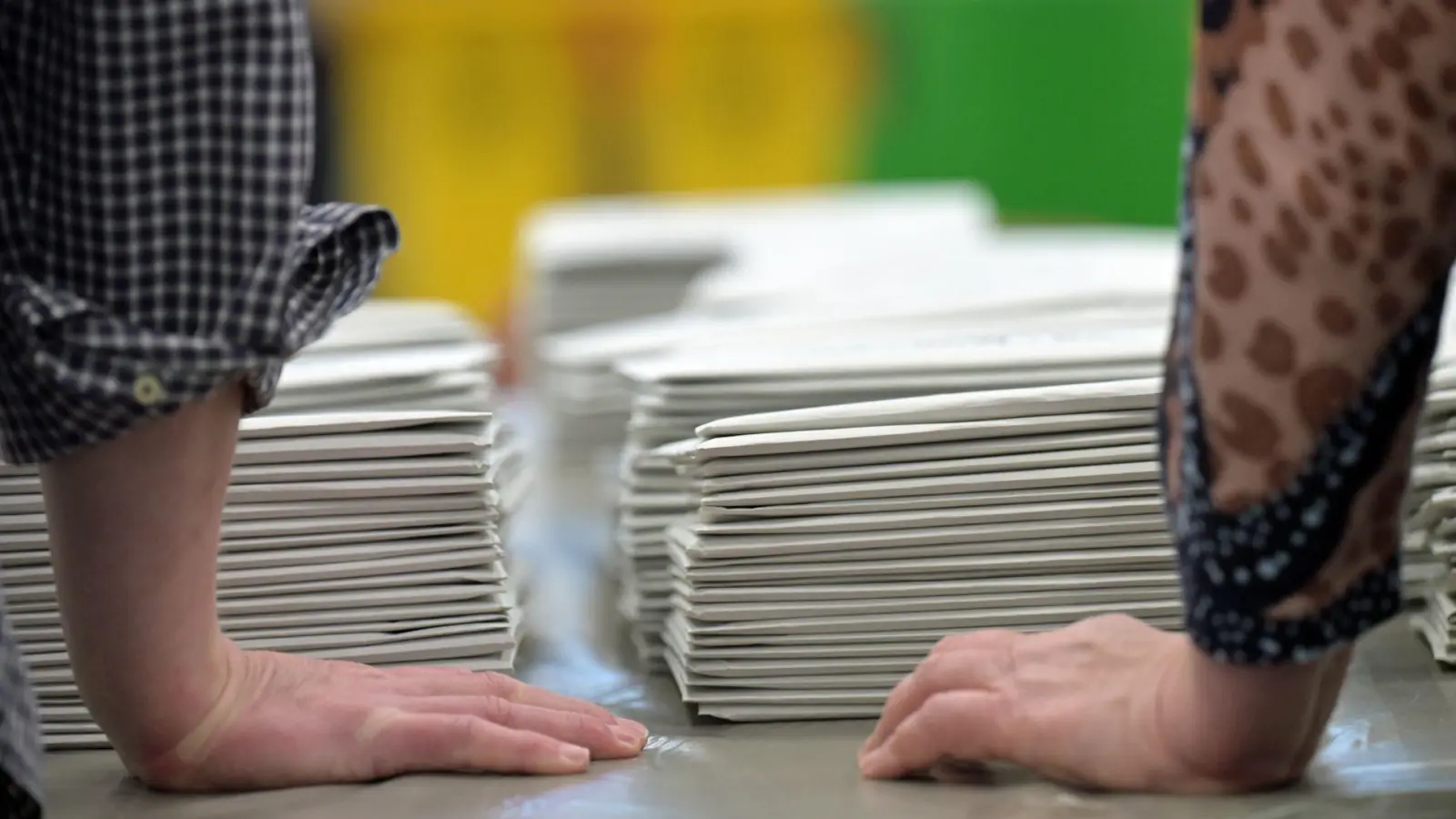 Bei der OB-Wahl in Erlangen schafft es Amtsinhaber Florian Janik (SPD) nur auf Rang zwei in die Stichwahl gegen den CSU-Mann Jörg Volleth. (Symbolbild)  (Foto: Malin Wunderlich/dpa)