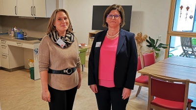 Alle Wohngruppen sind mit Gemeinschaftsbereichen zum Kochen und Essen ausgestattet. Das Foto zeigt Einrichtungsleiterin Ruth Eisen-Klagges (rechts) mit Wohnbereichsleiterin Stefanie Jost. (Foto: Jürgen Binder)