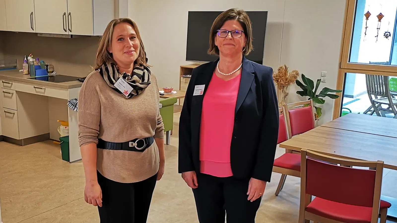 Alle Wohngruppen sind mit Gemeinschaftsbereichen zum Kochen und Essen ausgestattet. Das Foto zeigt Einrichtungsleiterin Ruth Eisen-Klagges (rechts) mit Wohnbereichsleiterin Stefanie Jost. (Foto: Jürgen Binder)