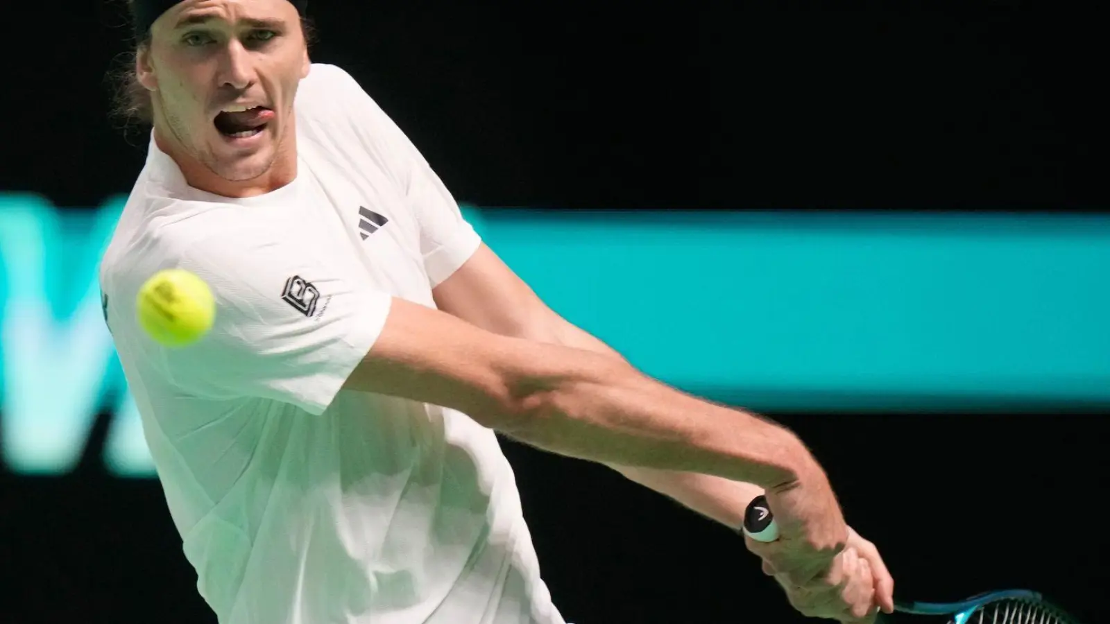 Volle Konzentration auf den Ball und den Schlag: Alexander Zverev (Foto: Luca Bruno/AP/dpa)