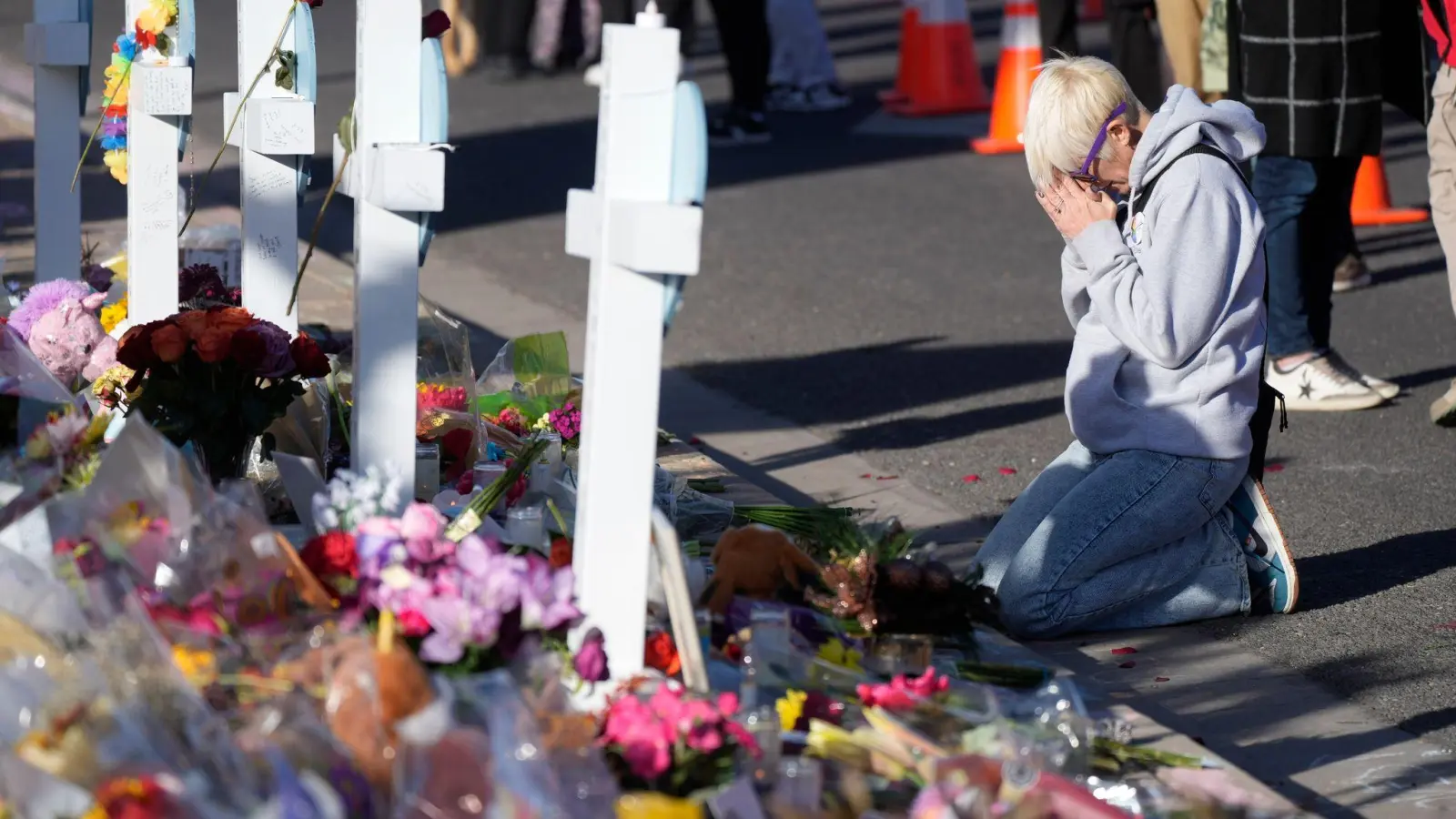 Dallas Dutka aus Broomfield betet an einer behelfsmäßigen Gedenkstätte vor dem populären Nachtclub „Club Q“ in Colorado Springs. (Foto: David Zalubowski/AP/dpa)