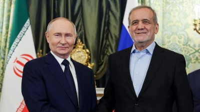 Der russische Präsident Wladimir Putin (l.) und der iranische Präsident Massud Peseschkian besiegeln eine strategische Partnerschaft. (Foto: Vyacheslav Prokofyev/Pool Sputnik Kremlin/AP/dpa)