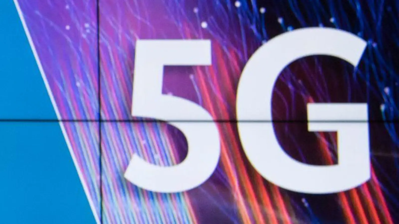 Ein geradezu historisches Bild aus dem Jahr 2019 - ein Mann bei der Frequenzauktion der Bundesnetzagentur. (Foto: Boris Roessler/dpa)