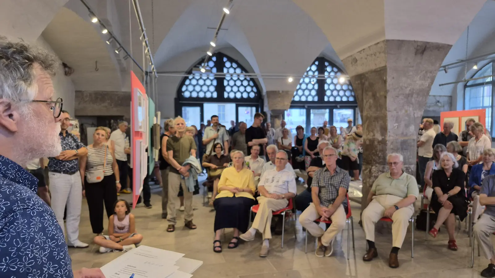Hans-Gustaf Weltzer bei der Vernissage seiner Ausstellung „Dummleitung” im vollen Fleischhaus. Die Werke sind donnerstags bis sonntags bis zum 26. Juli zu sehen.  (Foto: Margit Schwandt)