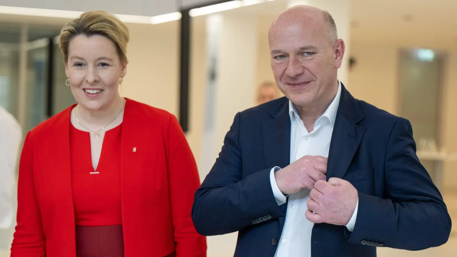 Franziska Giffey (SPD), Regierende Bürgermeisterin von Berlin, und Kai Wegner, Vorsitzender der CDU Berlin, nach einem Pressetermin zur Vorstellung des ausgehandelten Koalitionsvertrags. (Foto: Monika Skolimowska/dpa)