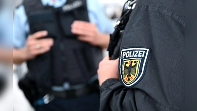 Die Bundespolizei ermittelt nach einem Vorfall in einem Regionalexpress wegen Amtsanmaßung. (Symbolbild) (Foto: Sven Hoppe/dpa)