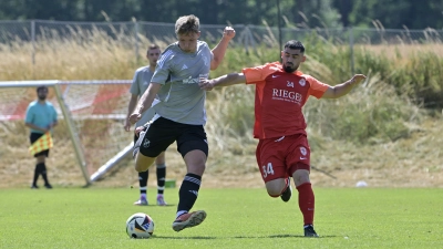 Maximilian Hirschmann (links) erzielte gegen Vatanspor (rechts Bajram Fazliji) die ersten beiden Tore des TSC Neuendettelsau. (Foto: Martin Rügner)