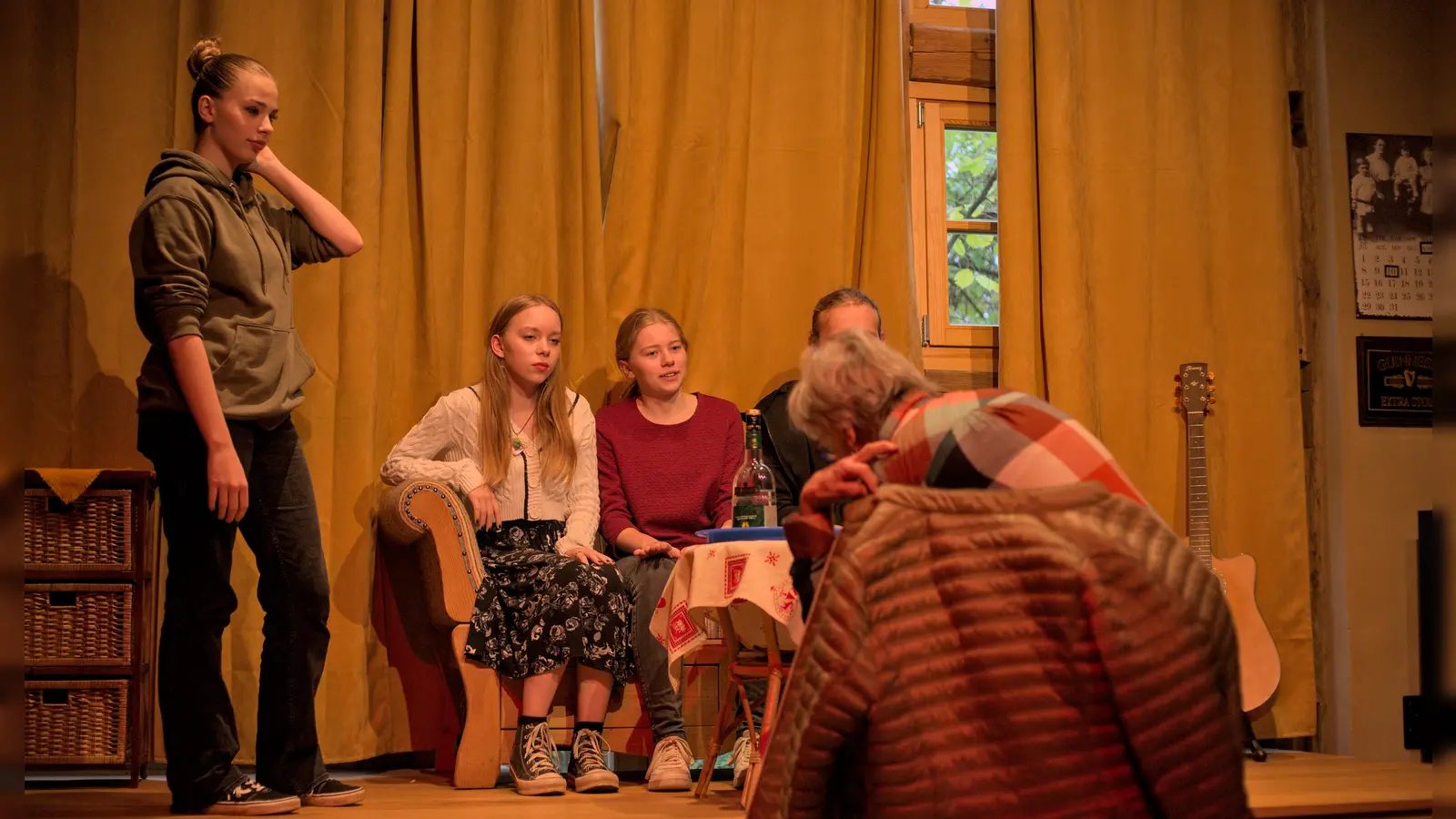 Christine Schmidt-Kraemer gibt den Hobby-Schauspielern Olivia, Leonie und Sophia Gegner, sowie Benedikt Amtmann (ganz rechts, verdeckt) Tipps für ihren baldigen Auftritt. (Foto: Tizian Gerbing)