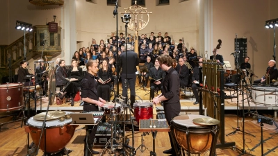 Stellten unter Leitung von Uwe Münch die Aktualität des Requiems von Wolfgang Amadeus Mozart unter Beweis: Der Chor und Dozierende der Berufsfachschule für Musik in Dinkelsbühl, ein Percussion-Ensemble und das Orchester „La Banda“. (Foto: Martin Stumpf)